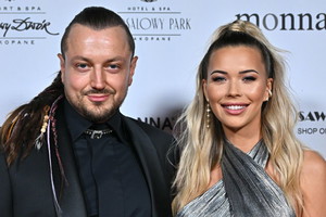 Sandra Kubicka z Baronem na ściance podczas Miss Polonia 2023