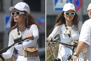 Natalia Siwiec stroi miny na wycieczce rowerowej