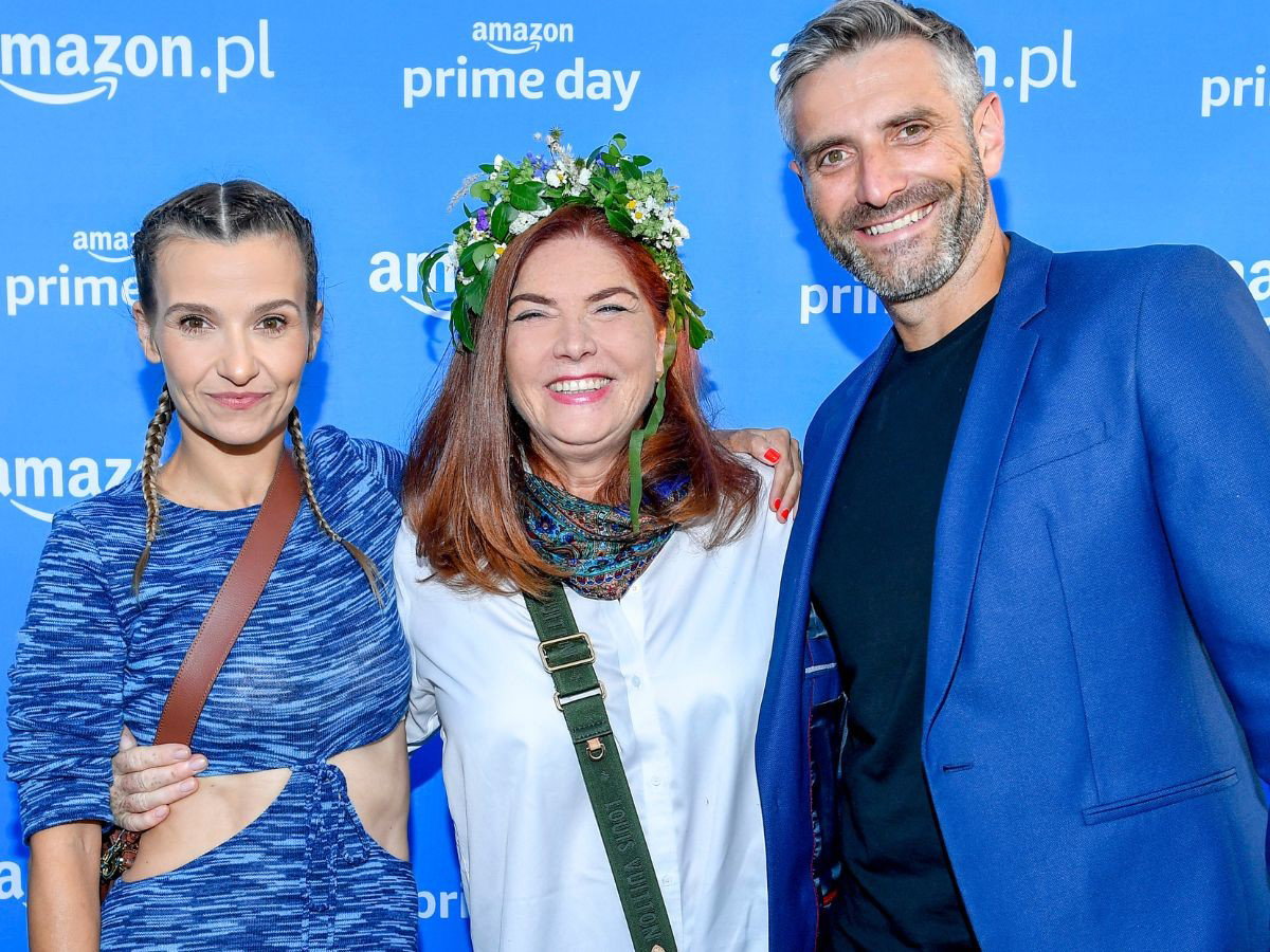 Joanna Koroniewska i Katarzyna Dowbor pozują z Maciejem Dowborem