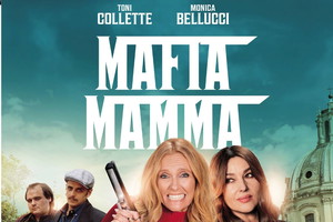 Monica Bellucci wyciąga z kłopotów Toni Collette. Komedia Mafia Mamma w kinach już na Dzień Matki! Zobacz zwiastun i zdjęcia2