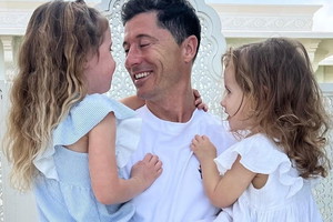Tak Robert Lewandowski opiekuje się córeczkami
