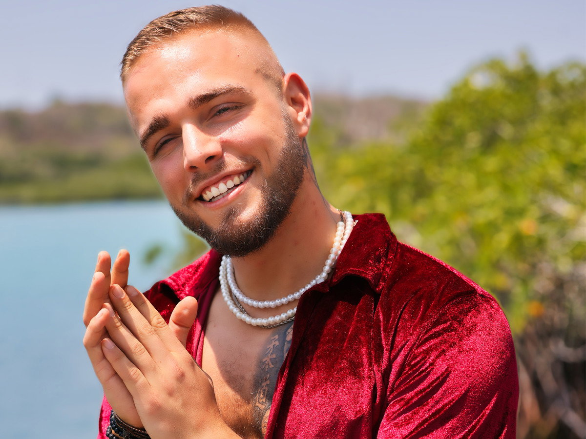 Blondino wraca do Hotelu Paradise