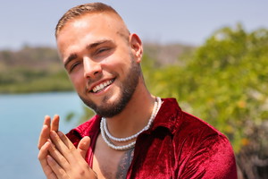Blondino wraca do Hotelu Paradise