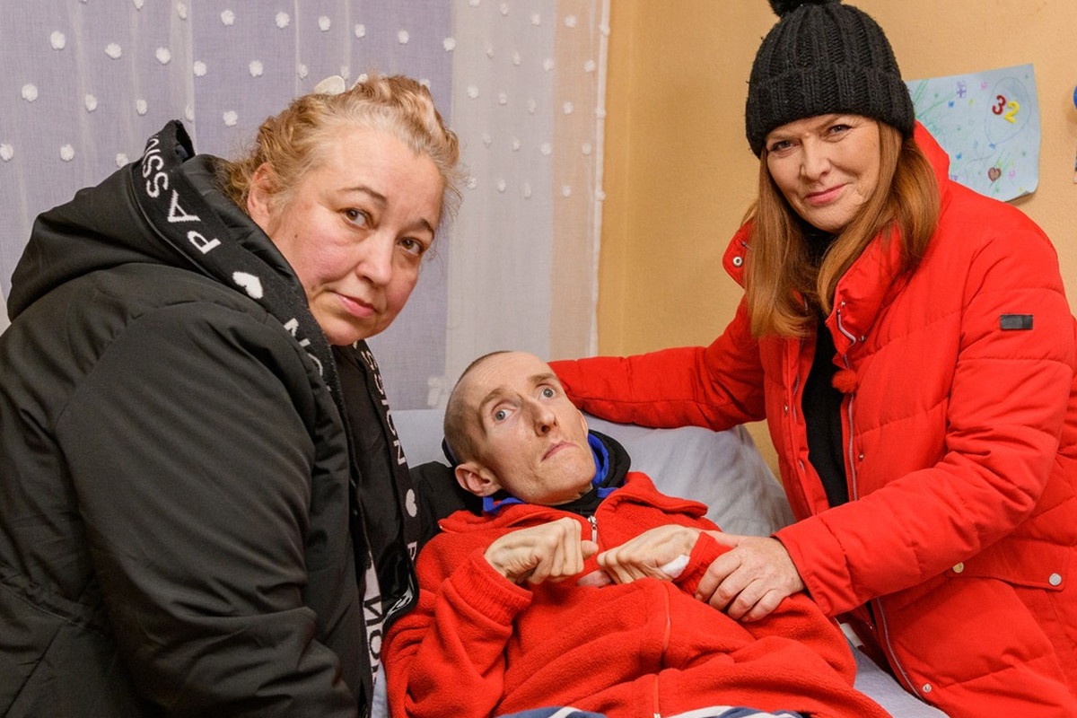 Katarzyna Dowbor z panią Mariolą i jej niepełnosprawnym synem Łukaszem w Nasz Nowy Dom
