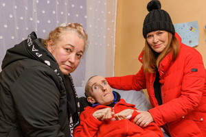Katarzyna Dowbor z panią Mariolą i jej niepełnosprawnym synem Łukaszem w Nasz Nowy Dom