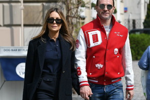 Małgorzata Rozenek i Radosław Majdan idą za rekę na spacerze