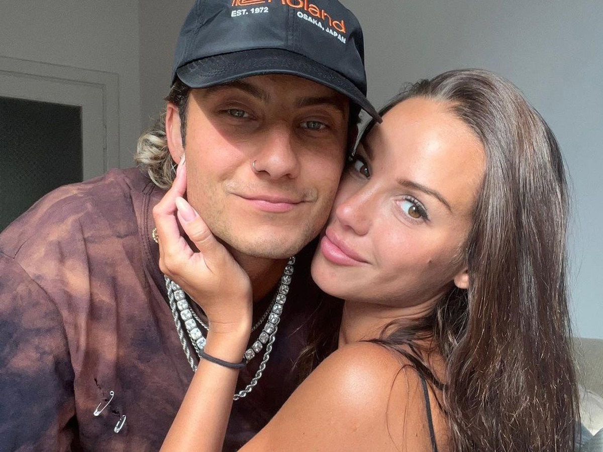 Marta i Adam całują się po powrocie z Love Island