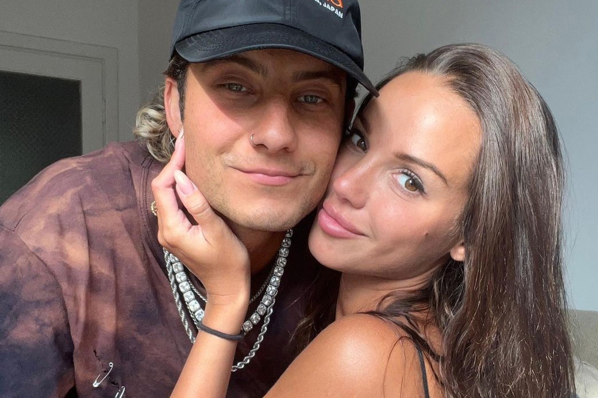 Marta i Adam całują się po powrocie z Love Island