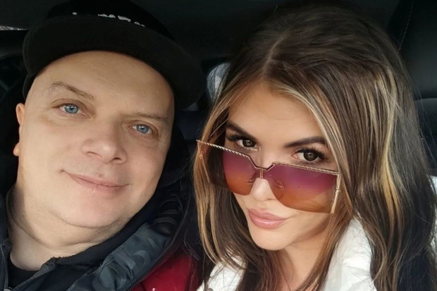 Krzysztof Skiba z partnerką urodziny 00