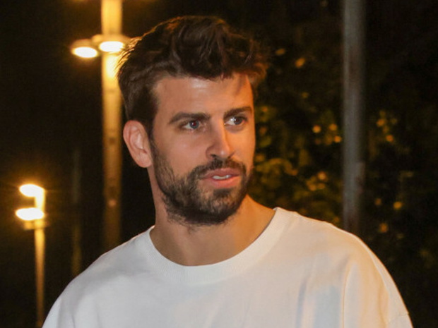 Gerard Pique na spacerze z partnerką. Zachowanie Clary Chii Marti zaniepokoiło internautów