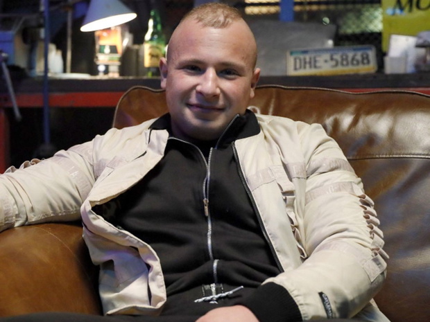 Mateusz Murański w białej kurtce