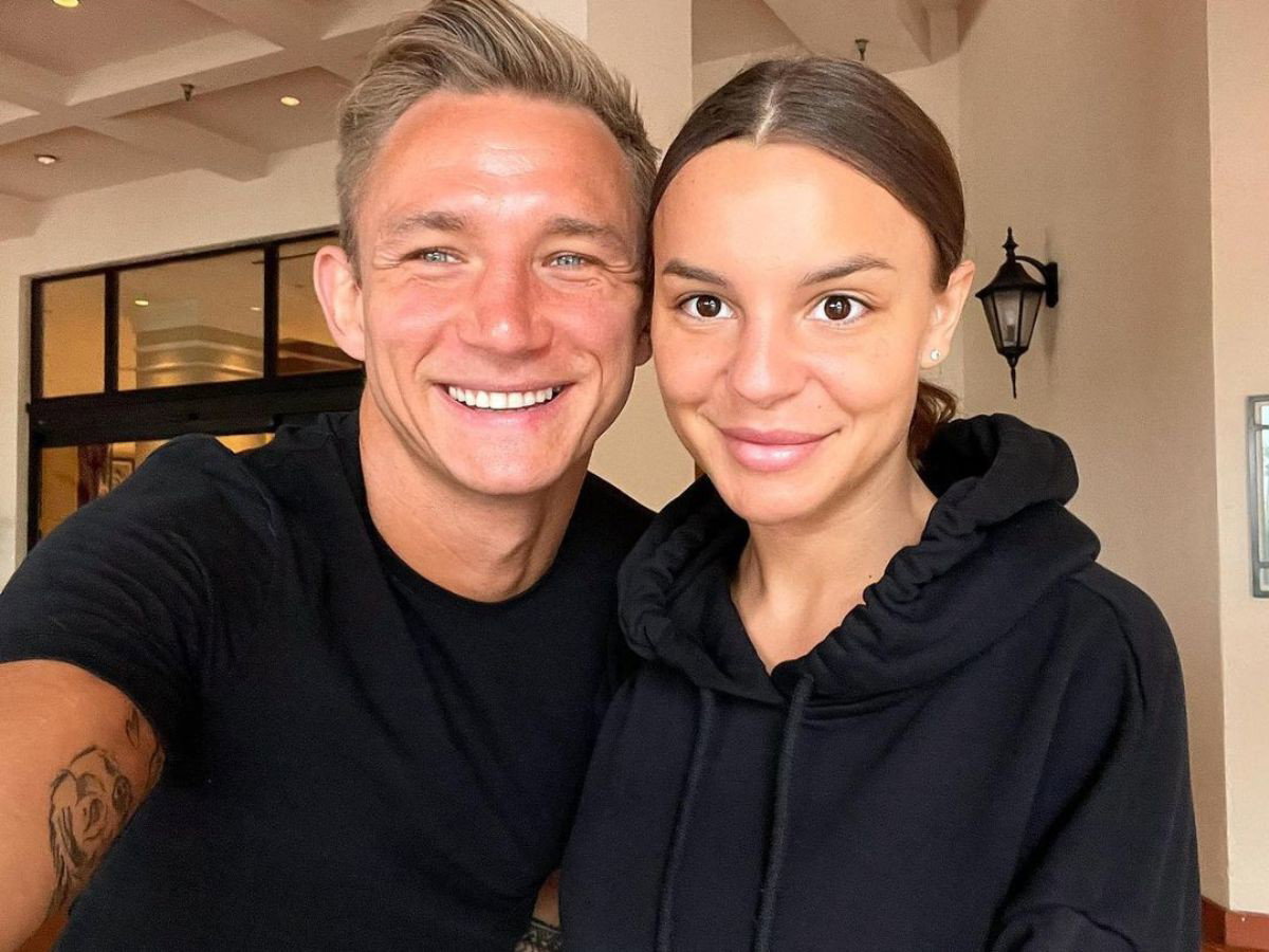 Jakub Rzeźniczak z żoną w czarnych stylizacjach