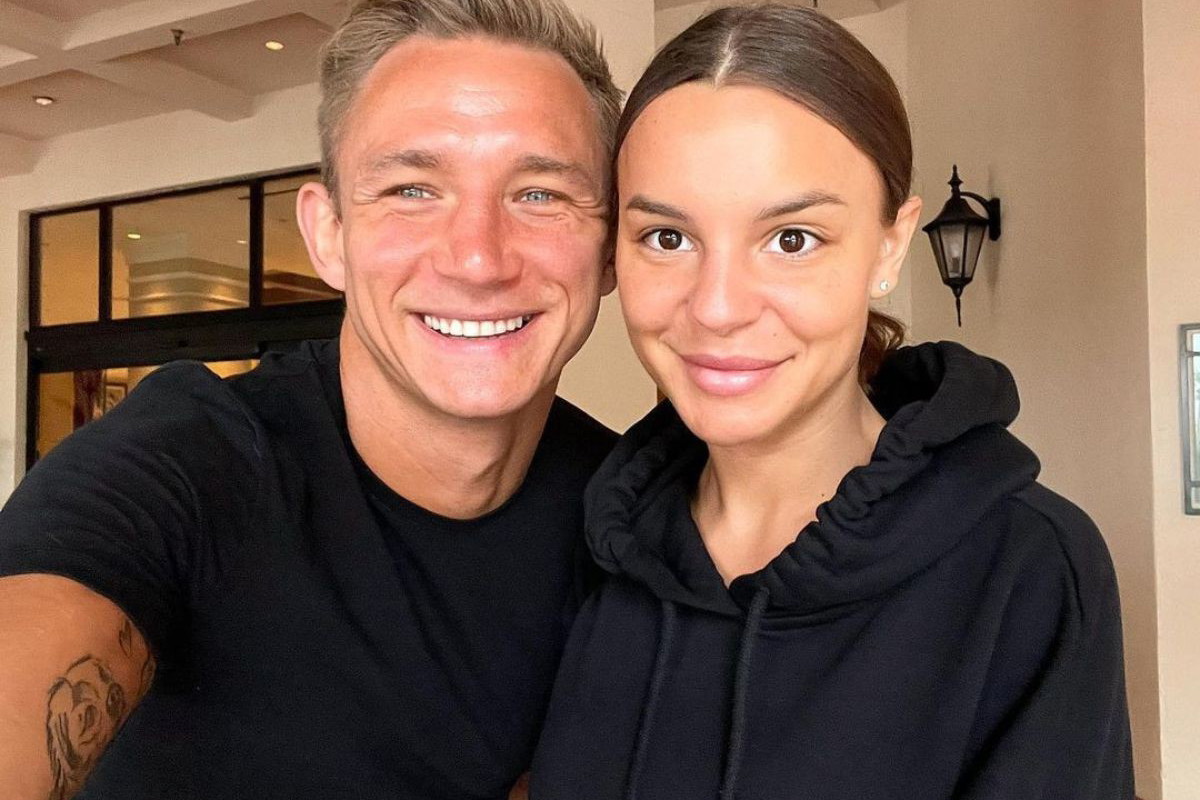 Jakub Rzeźniczak z żoną w czarnych stylizacjach