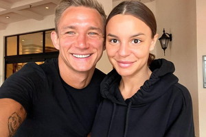 Jakub Rzeźniczak z żoną w czarnych stylizacjach