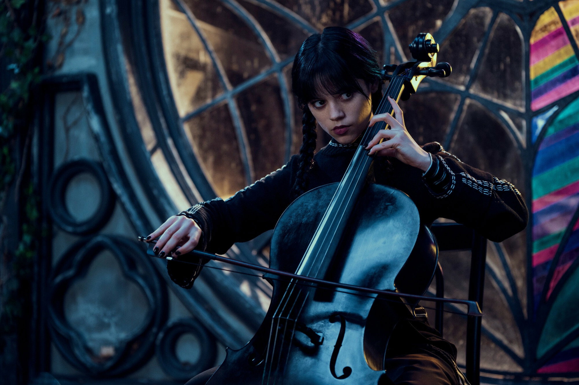 Netflix - Wednesday - Jenna Ortega gra na wiolonczeli
