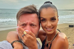 Pan Lektor z Hotelu Paradise już nie ukrywa twarzy