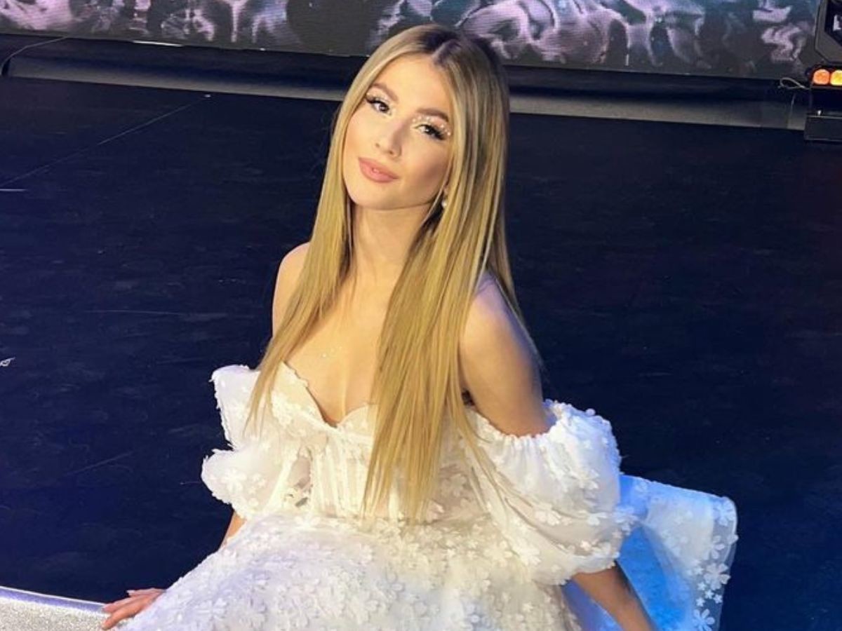 Roksana Węgiel w białej sukience