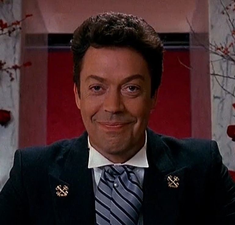Tim Curry - recepcjonista z filmu "Kevin sam w Nowym Jorku"