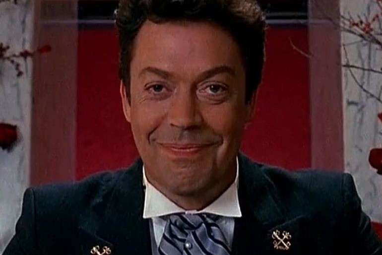 Tim Curry - recepcjonista z filmu "Kevin sam w Nowym Jorku"