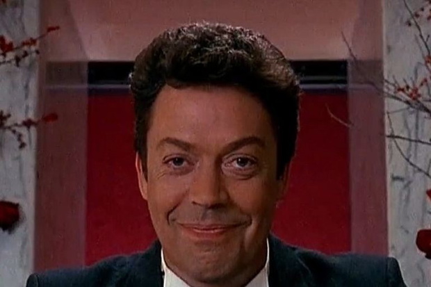 Tim Curry - recepcjonista z filmu "Kevin sam w Nowym Jorku"