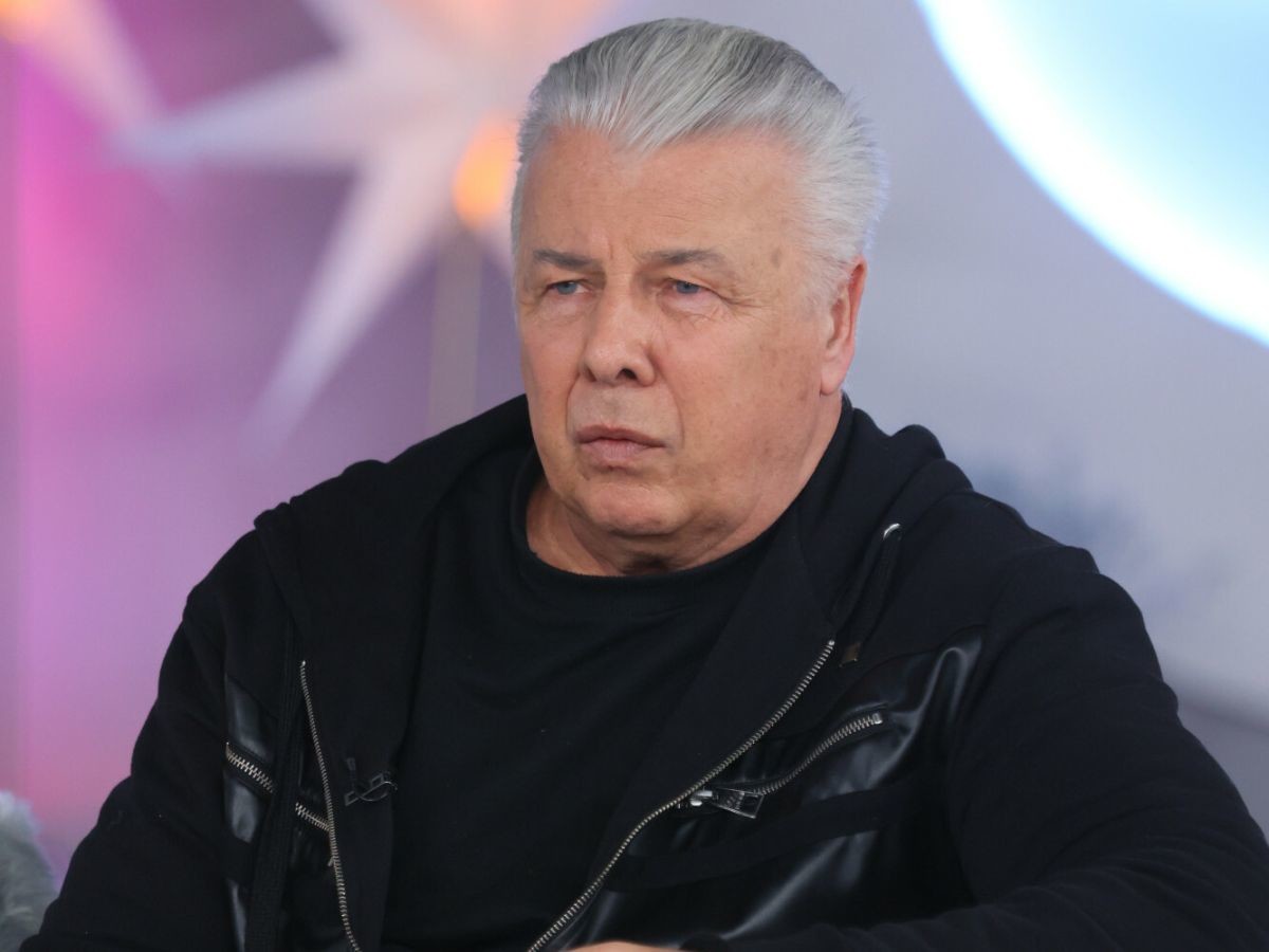 Emilian Kamiński w czarnej stylizacji