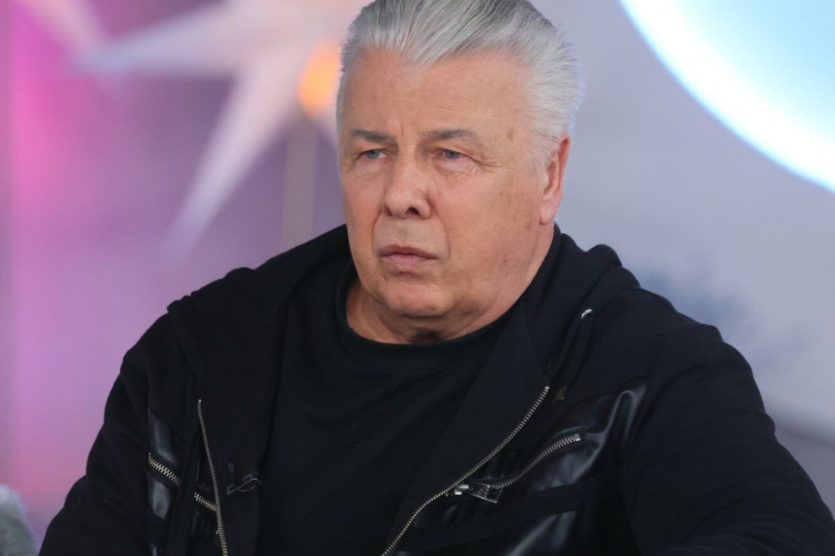 Emilian Kamiński w czarnej stylizacji