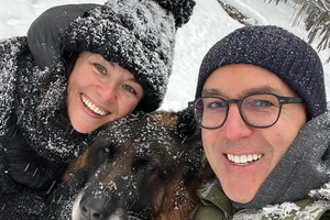 Katarzyna Cichopek i Maciej Kurzajewski na spacerze z psem