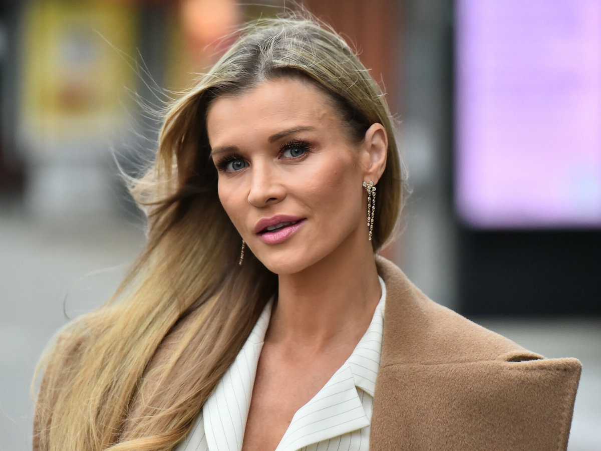 Joanna Krupa w beżowym płaszczu