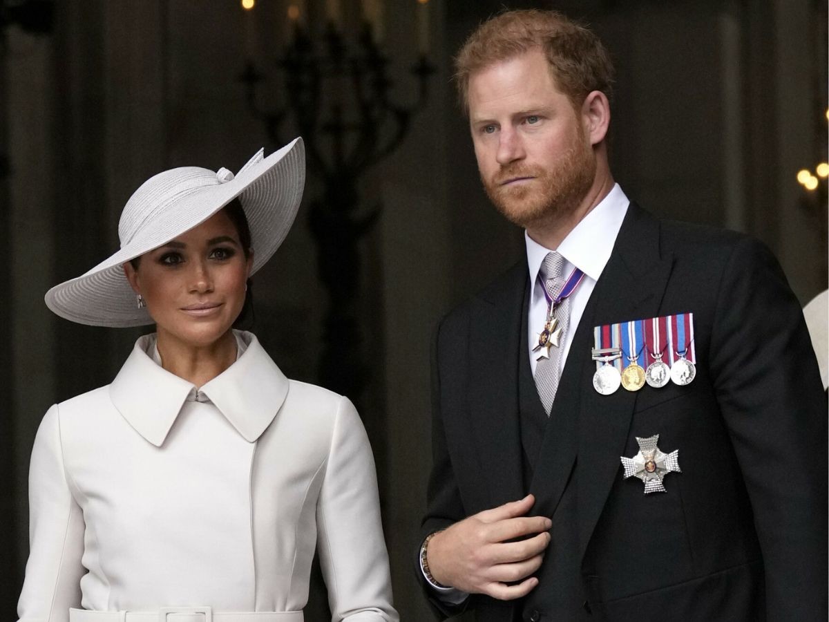 Meghan Markle w białym kostiumie i książę Harry