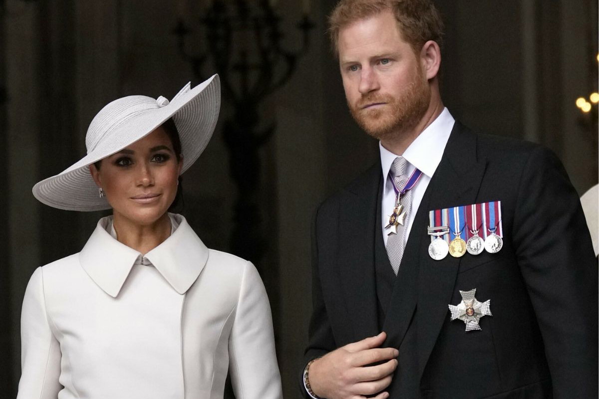 Meghan Markle w białym kostiumie i książę Harry