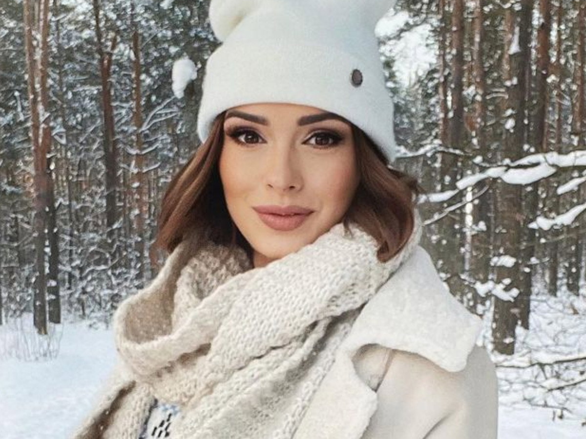 Klaudia Halejcio w zimowym płaszczu