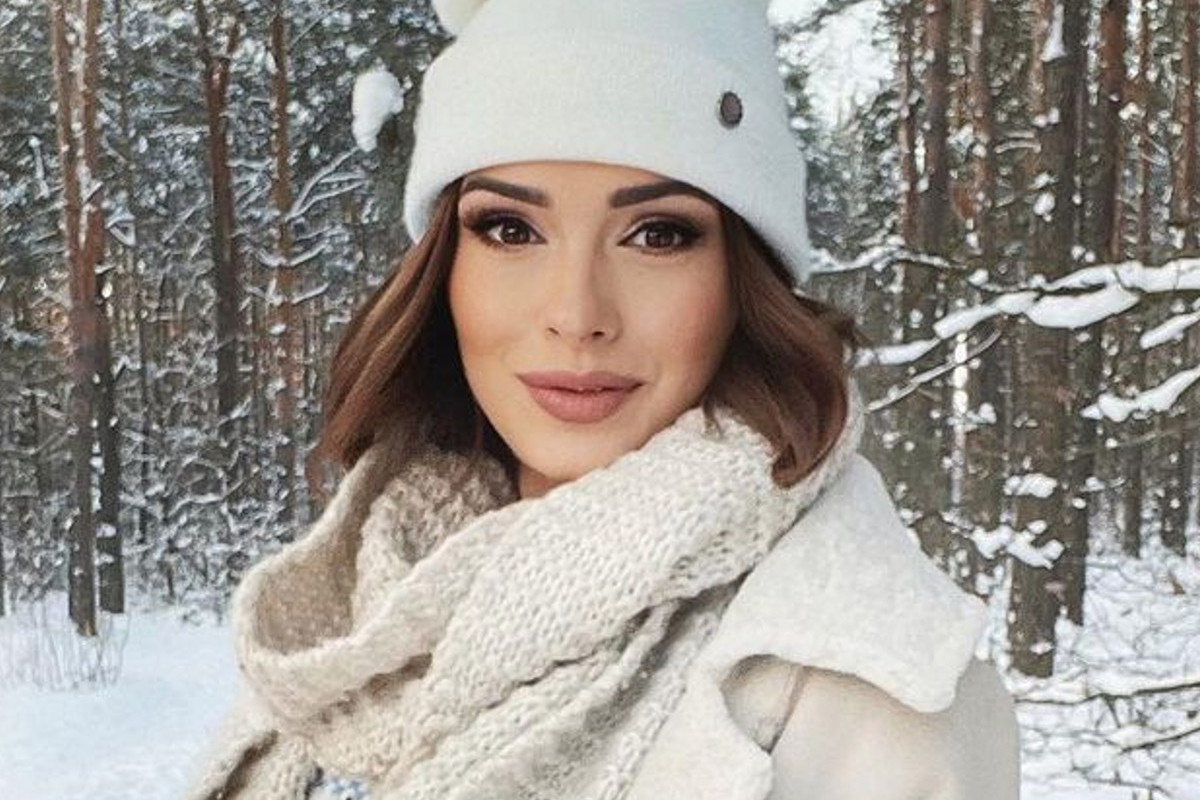 Klaudia Halejcio w zimowym płaszczu