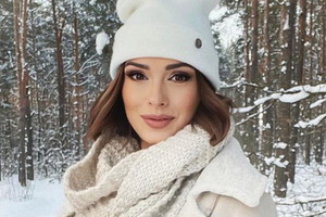 Klaudia Halejcio w zimowym płaszczu
