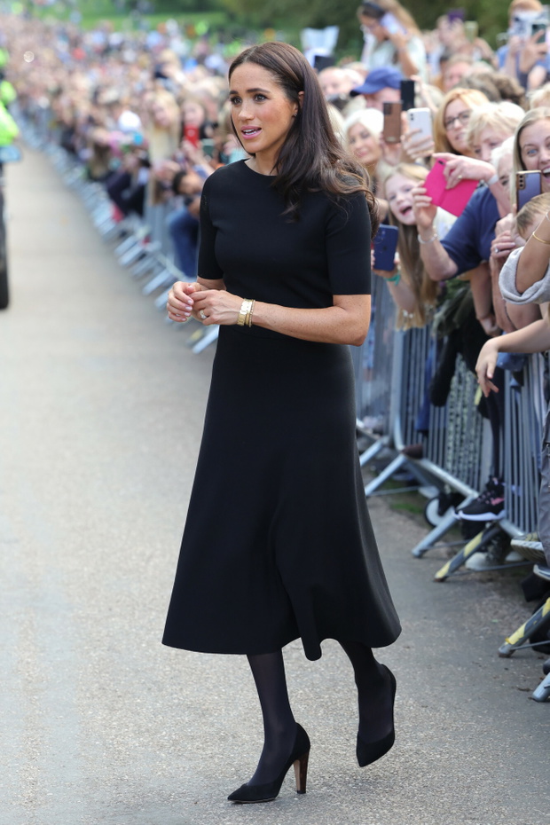 Ksi???ta William i Harry z ?onami pod zamkiem Windsor