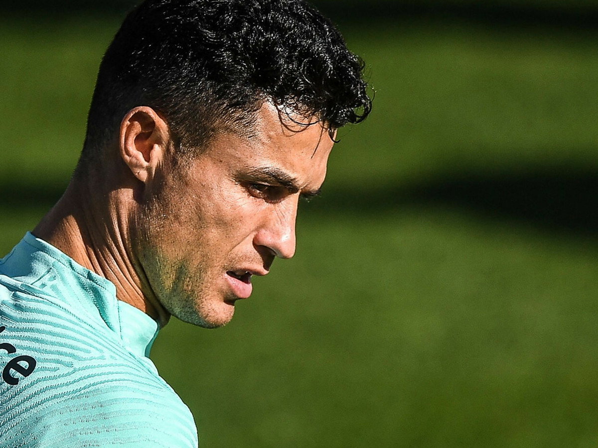 Cristiano Ronaldo trzyma urnę z prochami syna w domu