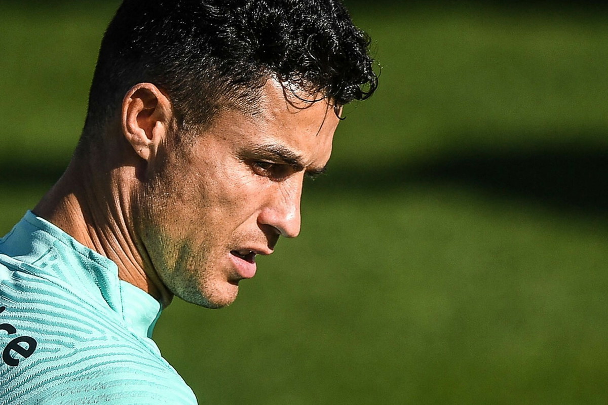 Cristiano Ronaldo trzyma urnę z prochami syna w domu