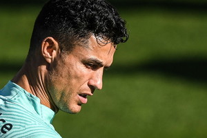 Cristiano Ronaldo trzyma urnę z prochami syna w domu