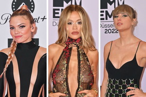 MTV EMA 2022: Rita Ora z dekoltem do pępka, Taylor Swift w siatce i inni. Najodważniejsze kreacje gwiazd2