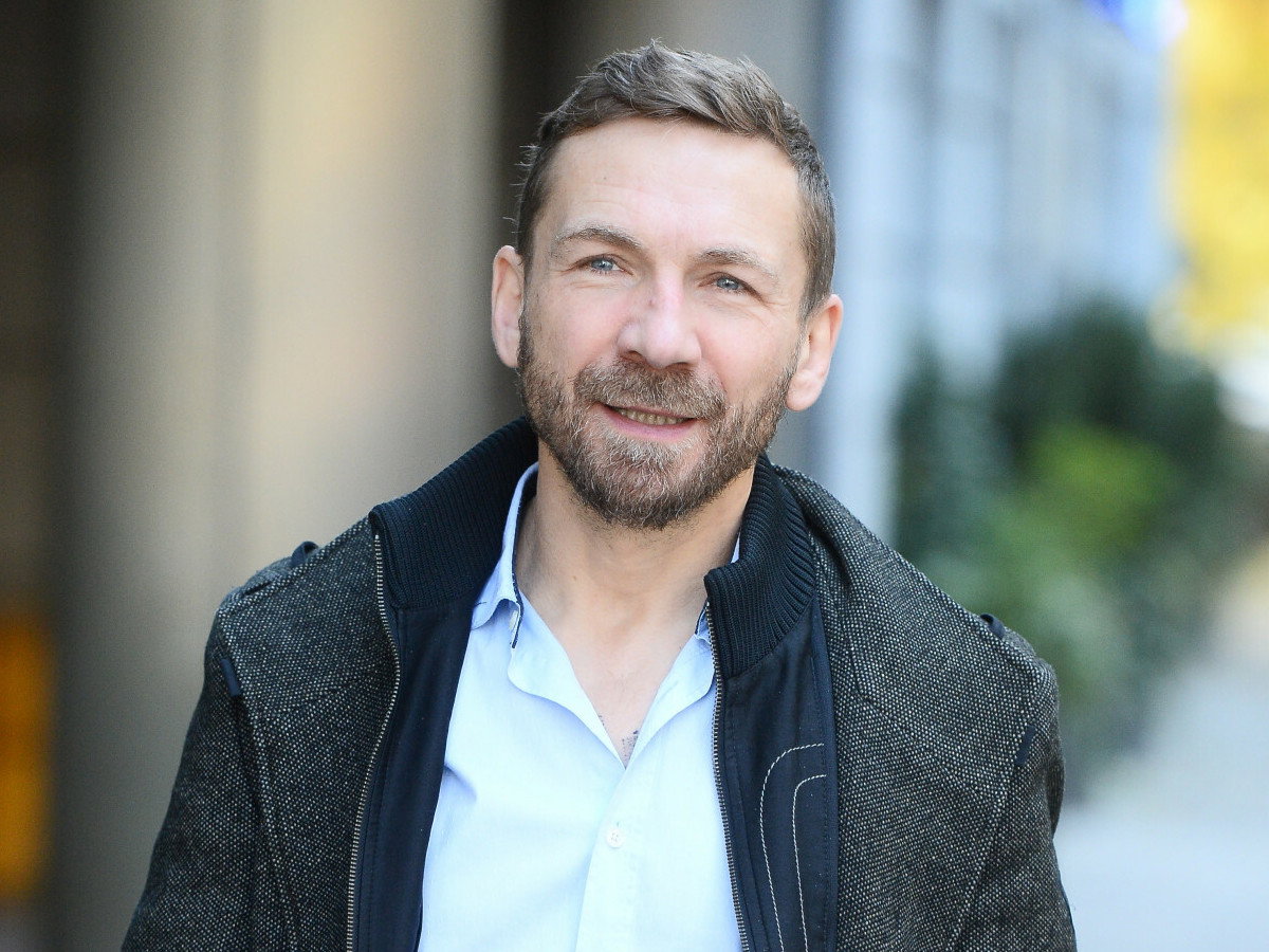 Przemysław Kossakowski w jesiennym płaszczu