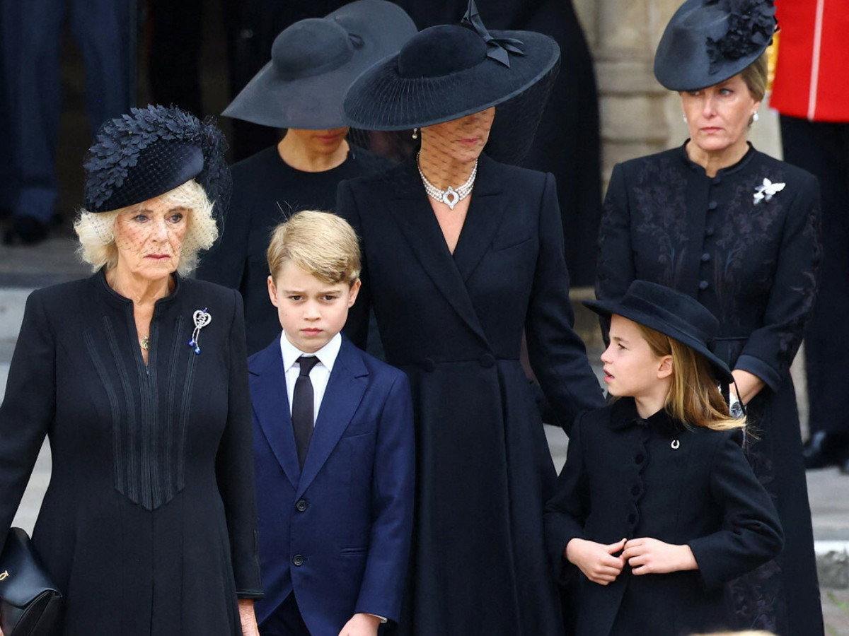 Księżniczka Charlotte poucza księcia George'a na pogrzebie Elżbiety II