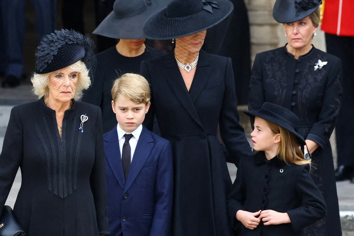 Księżniczka Charlotte poucza księcia George'a na pogrzebie Elżbiety II