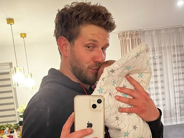 Antoni Królikowski pochwalił się wózkiem syna