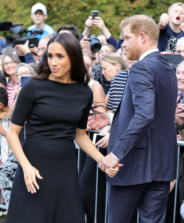 Ksi???ta William i Harry z ?onami pod zamkiem Windsor