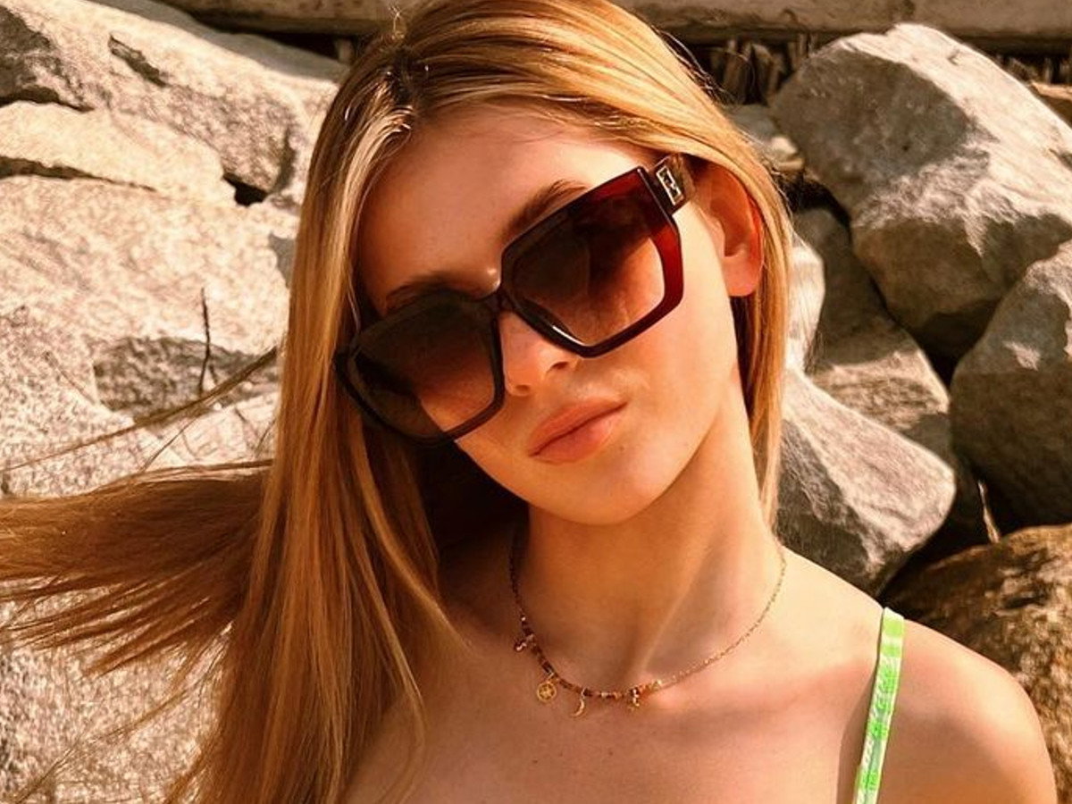 Roksana Węgiel pozuje na plaży w głęboko wyciętym bikini. Fani: "Ale figura!"