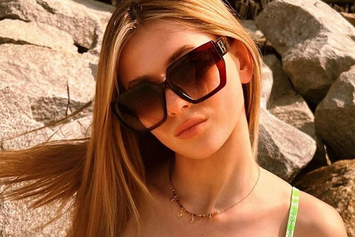 Roksana Węgiel pozuje na plaży w głęboko wyciętym bikini. Fani: "Ale figura!"