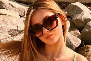 Roksana Węgiel pozuje na plaży w głęboko wyciętym bikini. Fani: "Ale figura!"