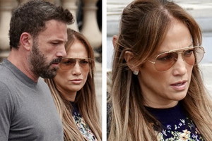 Naburmuszona Jennifer Lopez zwiedza Luwr z torebką za 300 tys. złotych. Nowe zdjęcia paparazzi