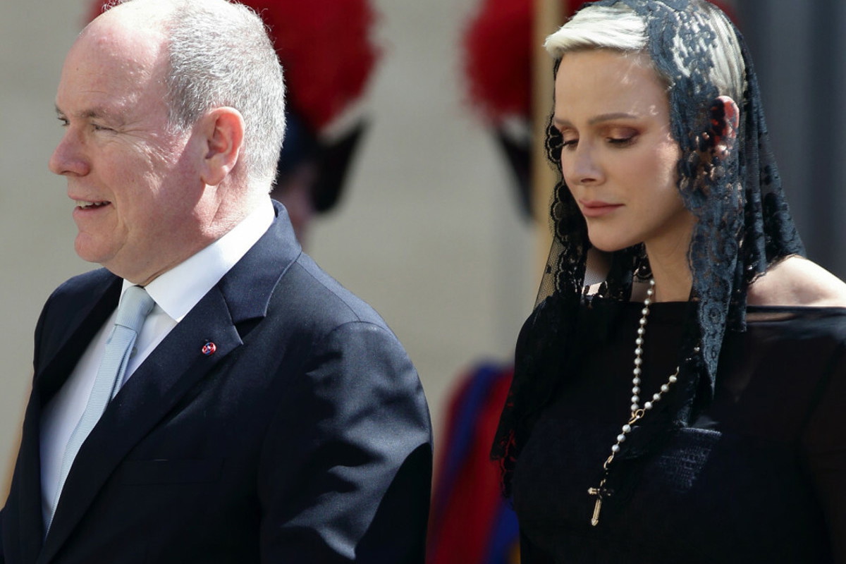 Księżna Charlene na spotkaniu z papieżem. Czarny welon, różaniec, ale wszyscy patrzą na jej suknię