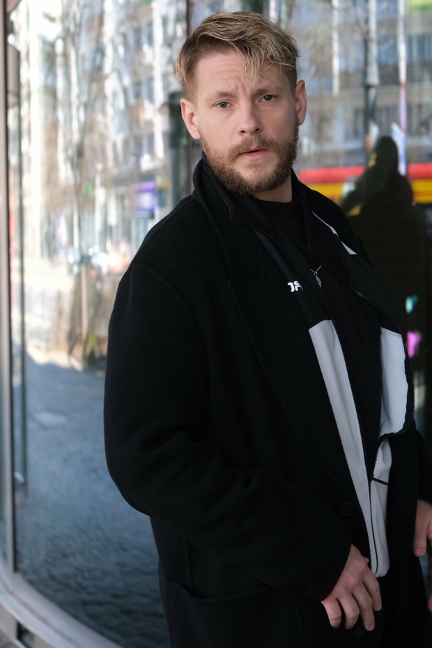 Sebastian Fabija?ski przed studiem Dzie? Dobry TVN