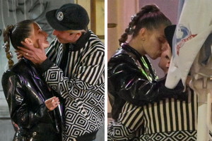 Julia Wieniawa i Nikodem Rozbicki całują się
